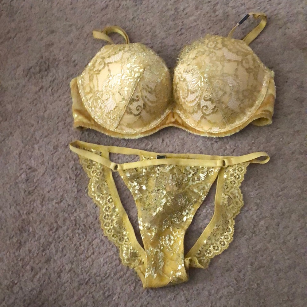 NWT VERY SEXY 32C and XS PANTY SET YELLOW